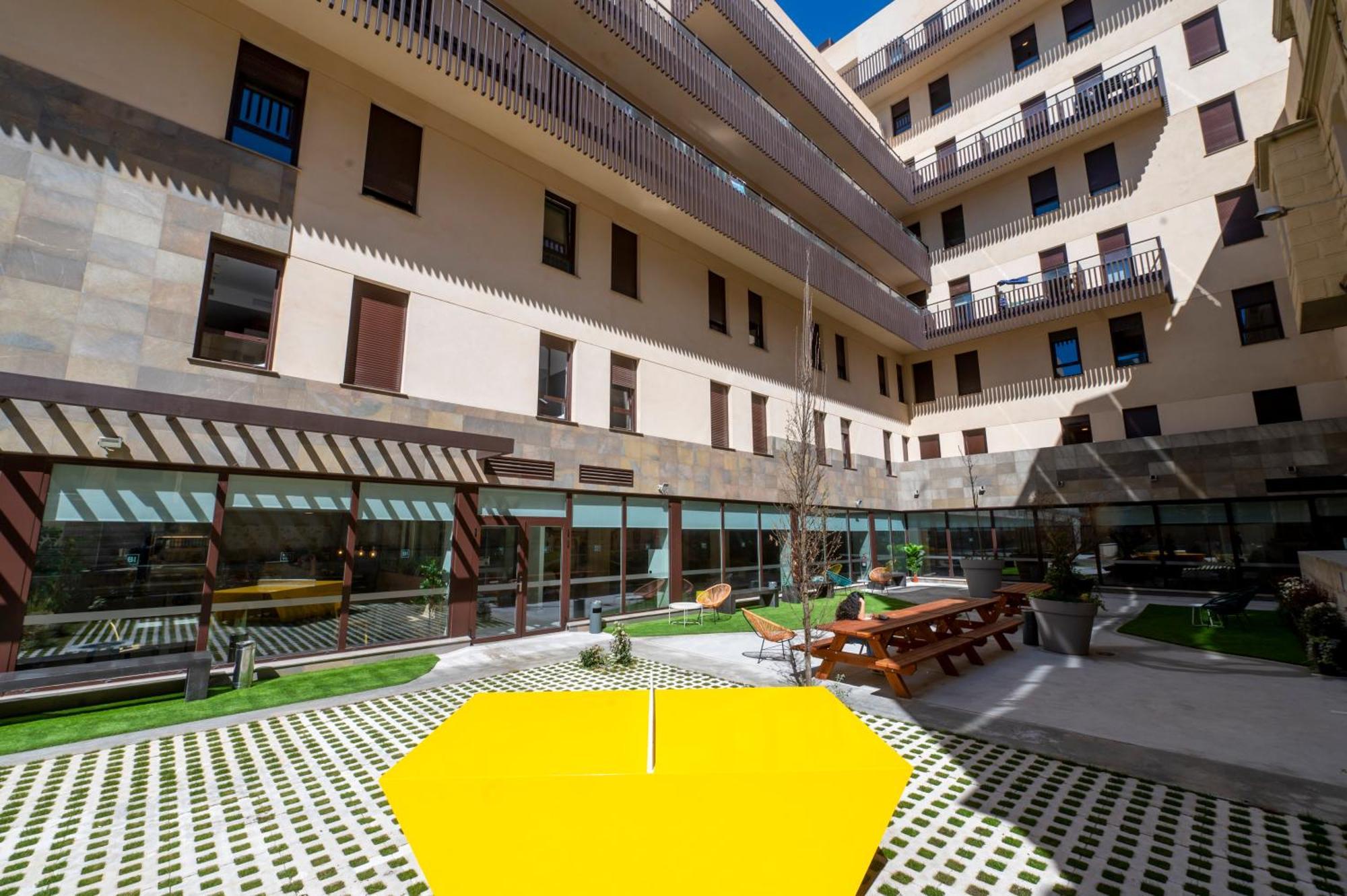 Residencia Bravo Students Granada Hotel Exterior photo